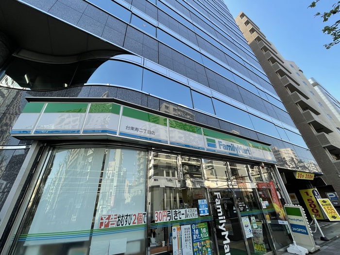 コンビニ　ファミリーマート（コンビニ）まで200m