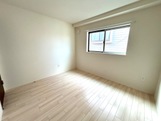 その他部屋・スペース　開放的な寝室です