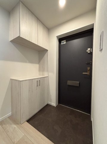 玄関　※同物件別住戸の写真を参考に掲載しております。