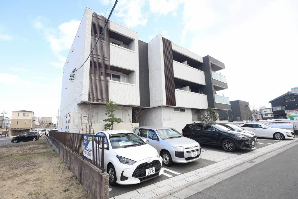建物外観　近鉄名古屋線「津駅」まで徒歩４分。