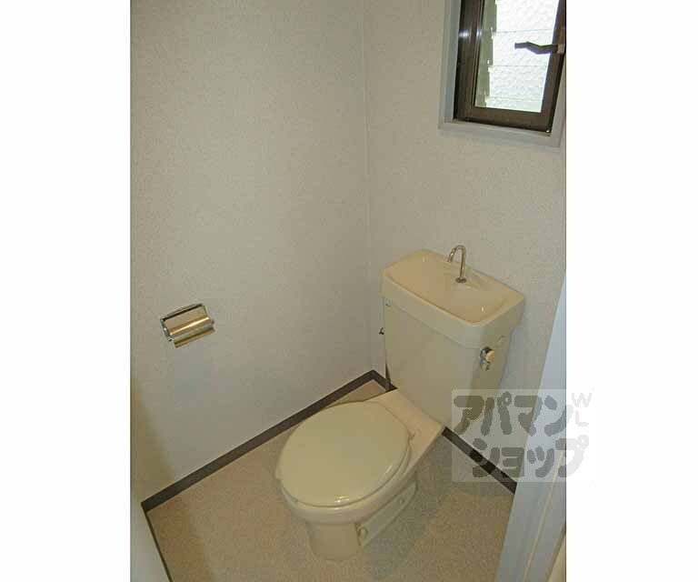 トイレ　小窓付きで明るいトイレですよ