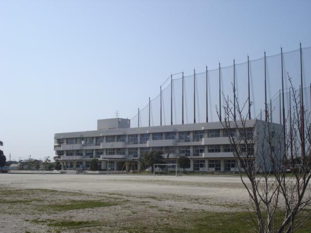 小学校　袖ケ浦市立奈良輪小学校（小学校）まで893m