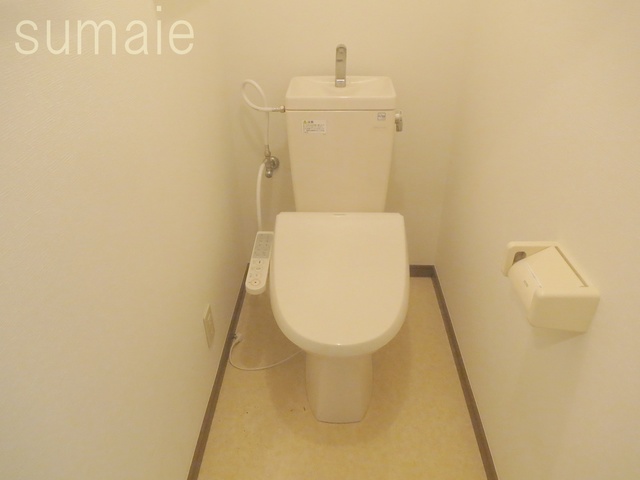 トイレ　温水洗浄便座完備で快適です♪