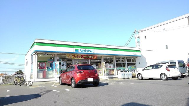 コンビニ　ファミリーマート（コンビニ）まで1100m