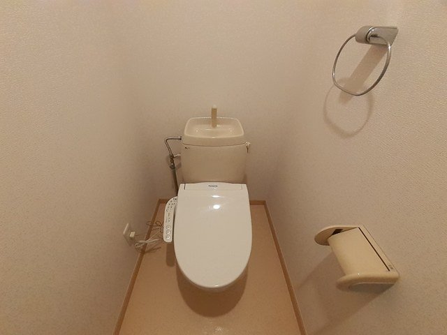 トイレ　落ち着いた色調のトイレです