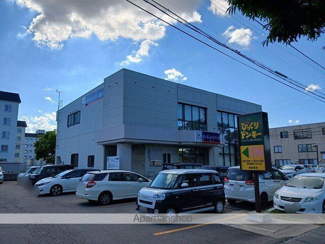 銀行　青森みちのく銀行八重田支店（銀行）まで900m