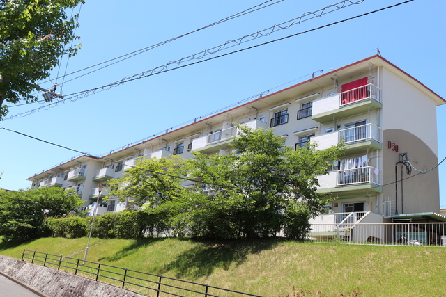 その他共有部分　小高い敷地の住棟は風通しや日当りが良好です。