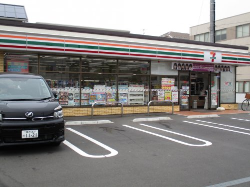 コンビニ　セブン-イレブン 横浜戸塚小学校南口店（コンビニ）まで303m