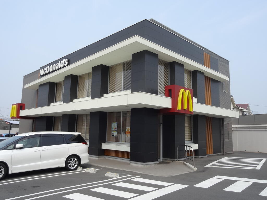 飲食店　マクドナルド鶴巻温泉店（飲食店）まで540m