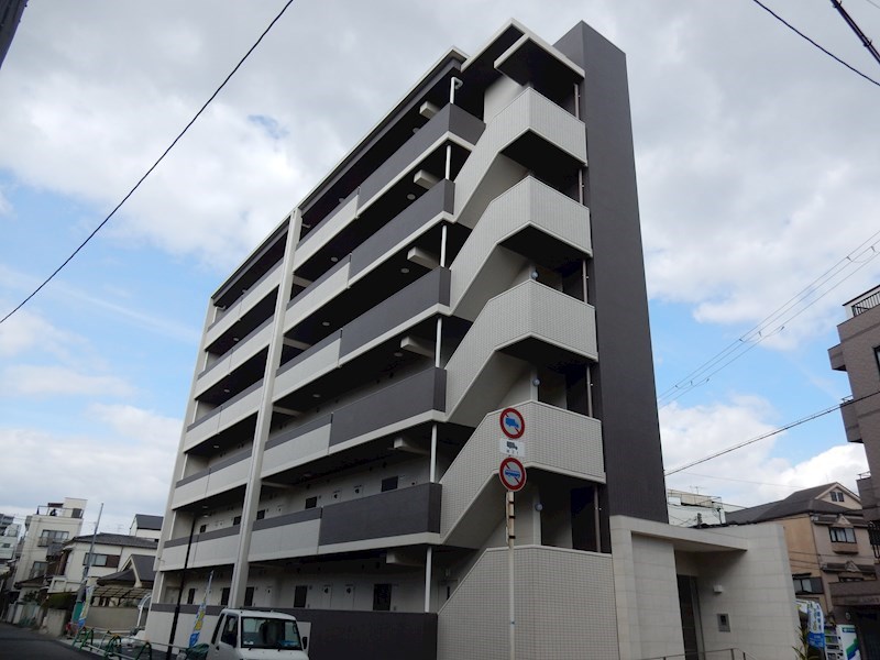 建物外観　角地に建つ開放感のあるマンション