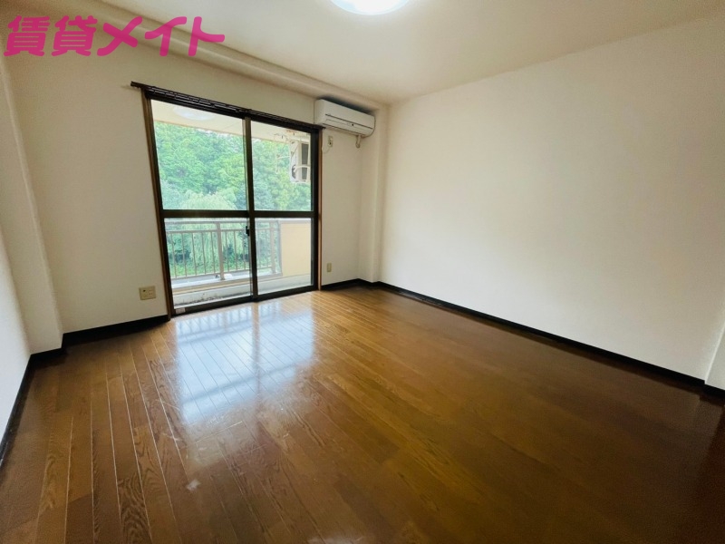 居室・リビング　同物件別部屋の写真