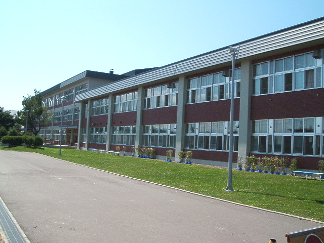 小学校　旭川市立近文小学校（小学校）まで727m