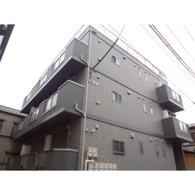 建物外観　３階建ての賃貸マンション