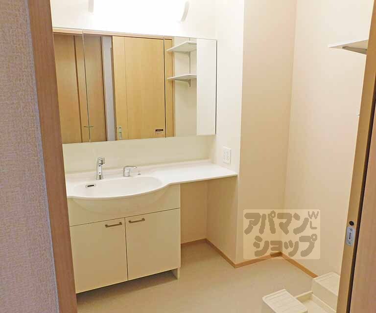 洗面設備　ワイドな洗面台ですね・