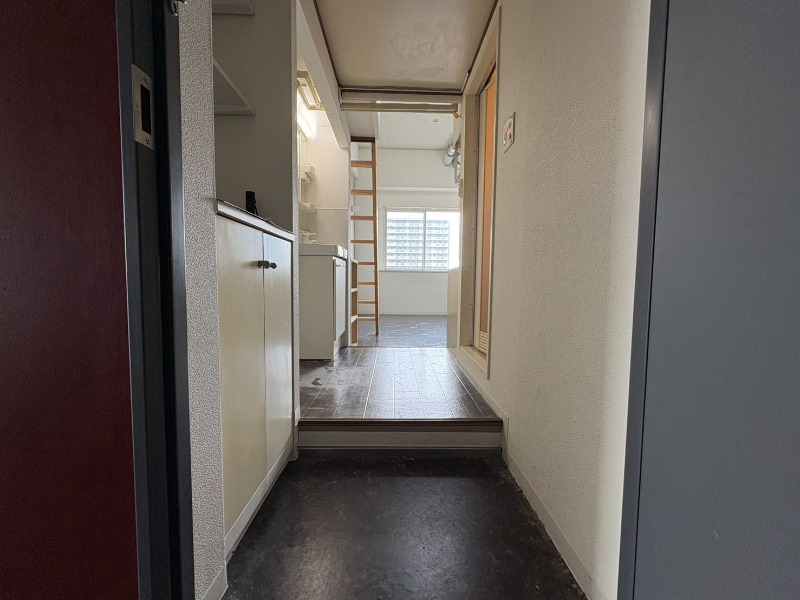 玄関　玄関です。すぐ広いリビングにつながっています。