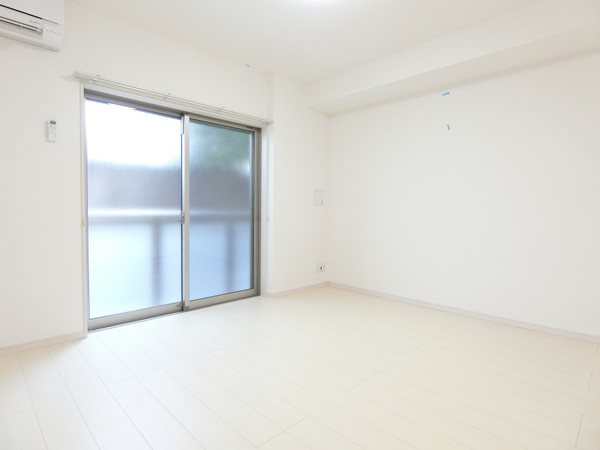 居室・リビング　白を基調とした明るいお部屋です。