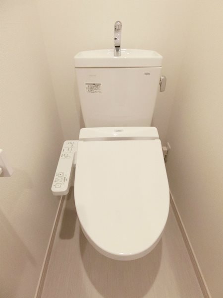 トイレ　温水洗浄便座付きのトイレです。