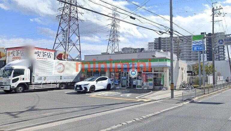 コンビニ　ファミリーマート高槻大塚町三丁目店（コンビニ）まで1043m