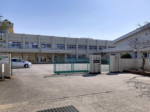小学校　高知市立介良小学校（小学校）まで482m