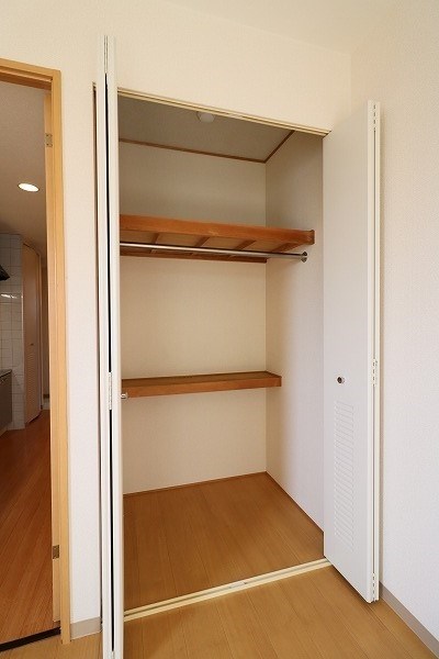 収納　ゆったりサイズの収納で、お荷物の多い方も安心。