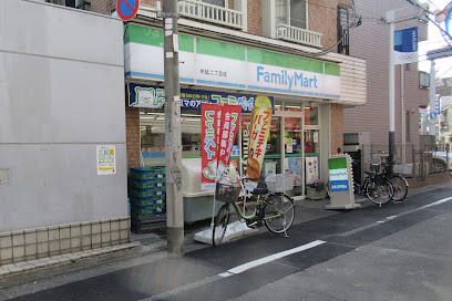 コンビニ　ファミリーマート中延二丁目店（コンビニ）まで68m