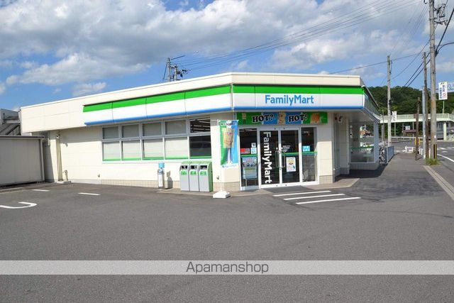 コンビニ　ファミリーマート（コンビニ）まで890m