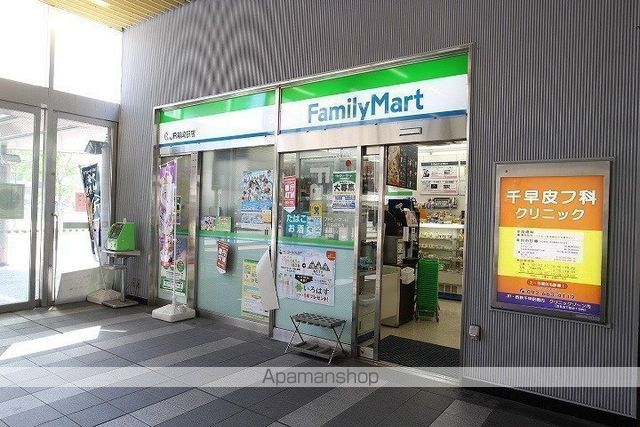 コンビニ　ファミリーマートＪＲ箱崎駅店（コンビニ）まで114m