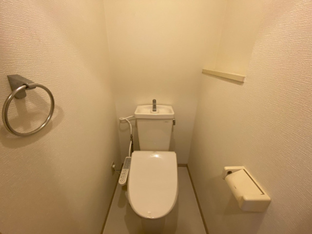トイレ　別号室の写真になります。