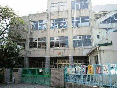 小学校　文京区立 指ケ谷小学校（小学校）まで206m
