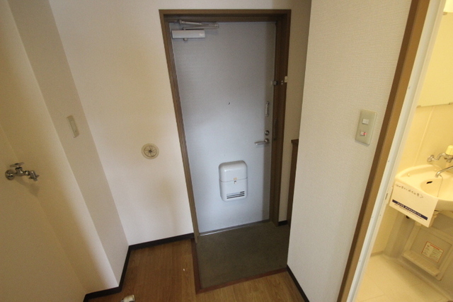 玄関　他部屋の写真です。現況優先。