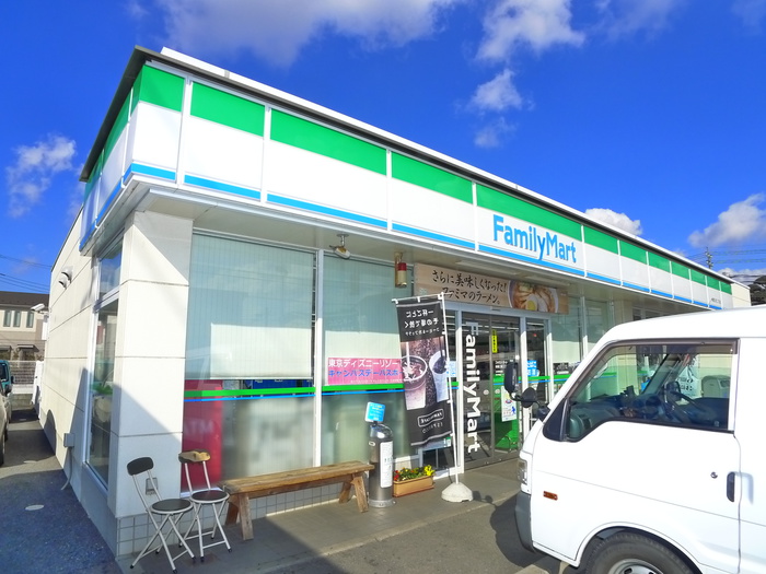 コンビニ　ファミリーマート（コンビニ）まで880m