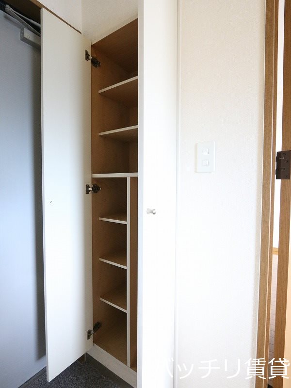 玄関　別号室タイプの為、現状を優先いたします
