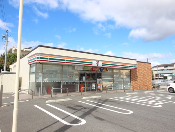 コンビニ　セブンイレブン（コンビニ）まで550m