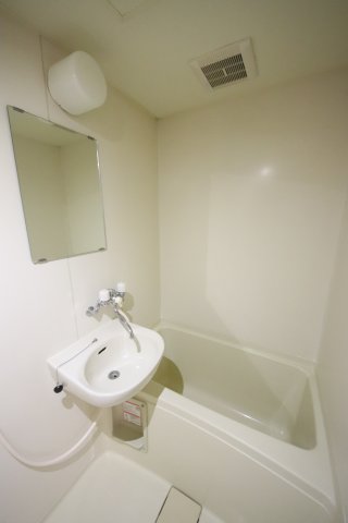 バス・シャワールーム　※同タイプの別の部屋の写真です。
