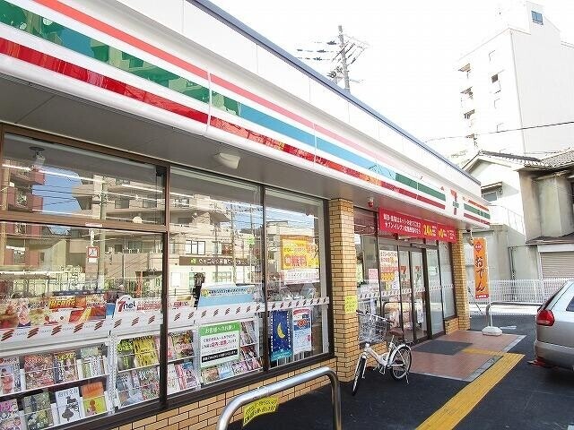 コンビニ　セブンイレブン（コンビニ）まで235m