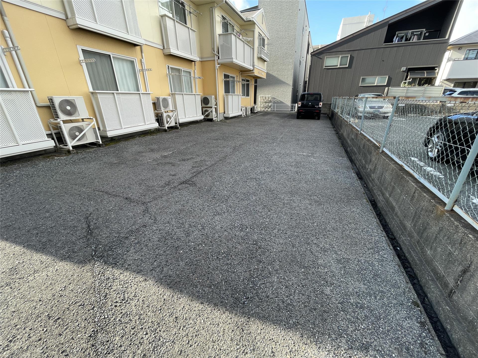駐車場　敷地内に駐車場あり