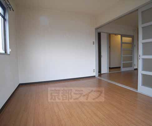 居室・リビング　日当りの良さそうなお部屋です。