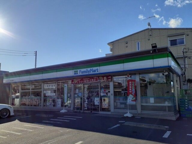 コンビニ　ファミリーマート（コンビニ）まで800m