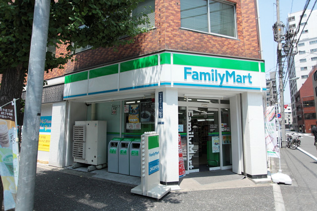 コンビニ　ファミリーマート 日本橋本町二丁目店（コンビニ）まで243m