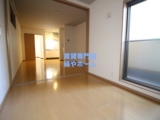 その他部屋・スペース　落ち着いた色調の寝室です