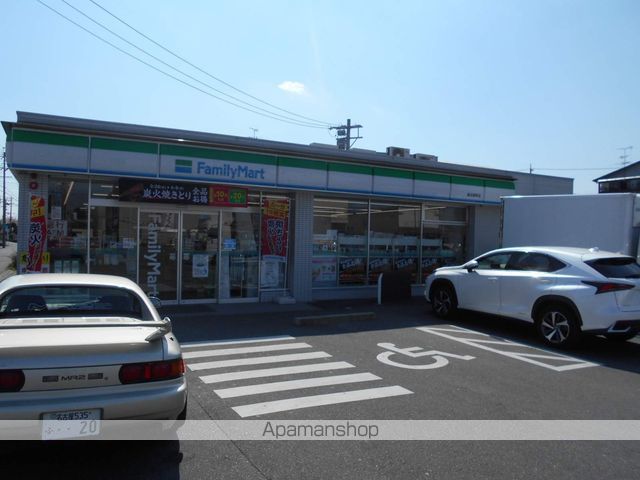 コンビニ　ファミリーマート（コンビニ）まで808m
