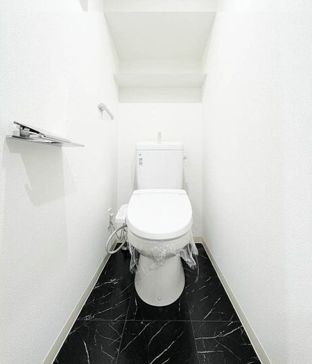 地下鉄名港線 六番町駅 徒歩5分 9階建 築8年のトイレ写真