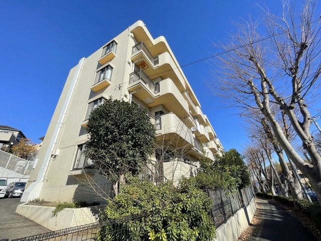 エントランス　桜並木に佇むRC造マンション
