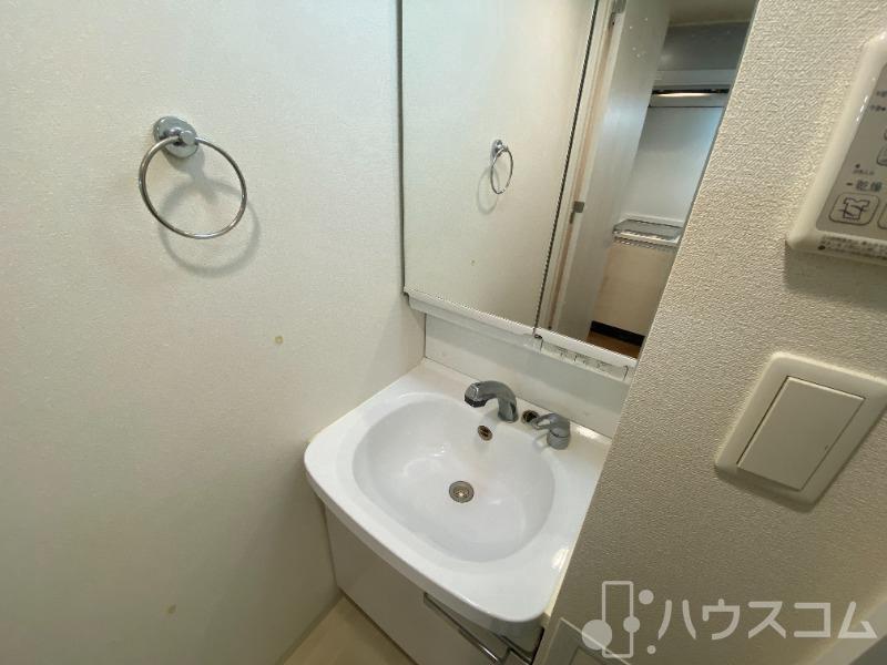 洗面設備　忙しい朝に洗髪洗面化粧台完備です。