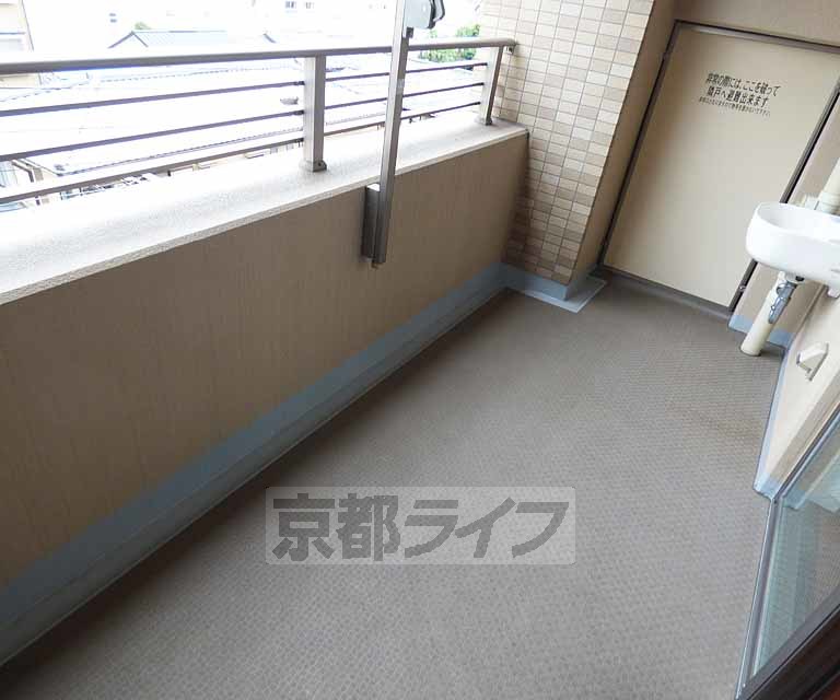 バルコニー　広々としたバルコニーです。