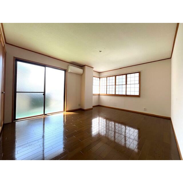 その他部屋・スペース　１０帖洋室♪方角は北西ですが窓も多くかなり明るいお部屋です♪
