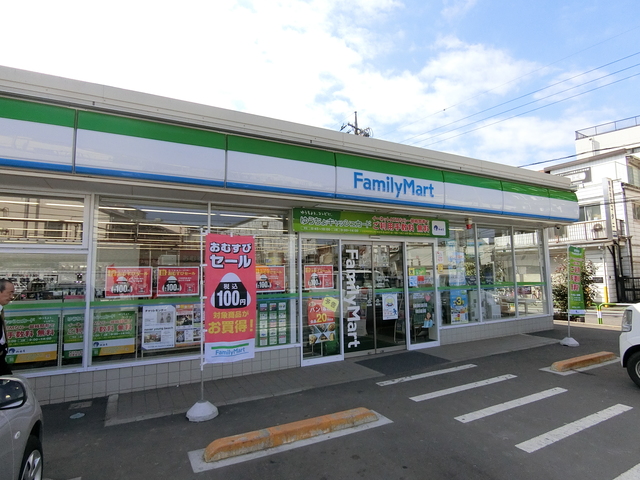 コンビニ　ファミリーマート浮間五丁目店（コンビニ）まで398m