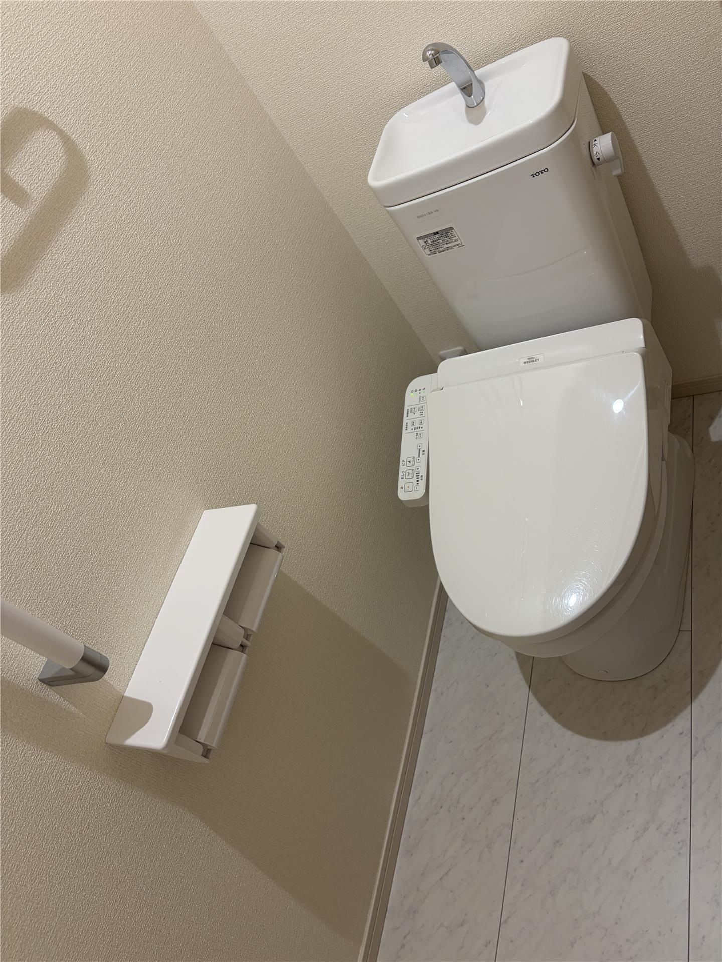 トイレ　別部屋参考写真（反転タイプ）
