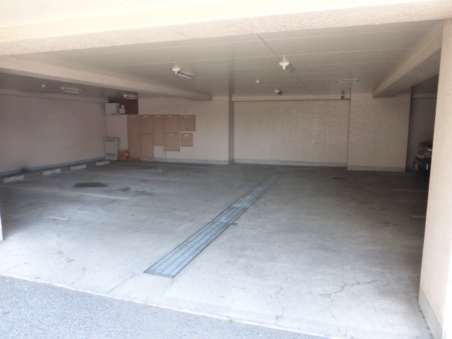 駐車場　屋根付敷地内駐車場