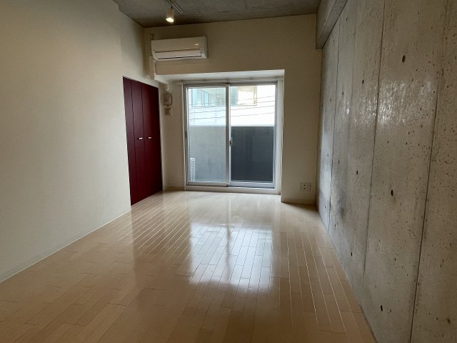 その他部屋・スペース　落ち着いた色調の寝室です